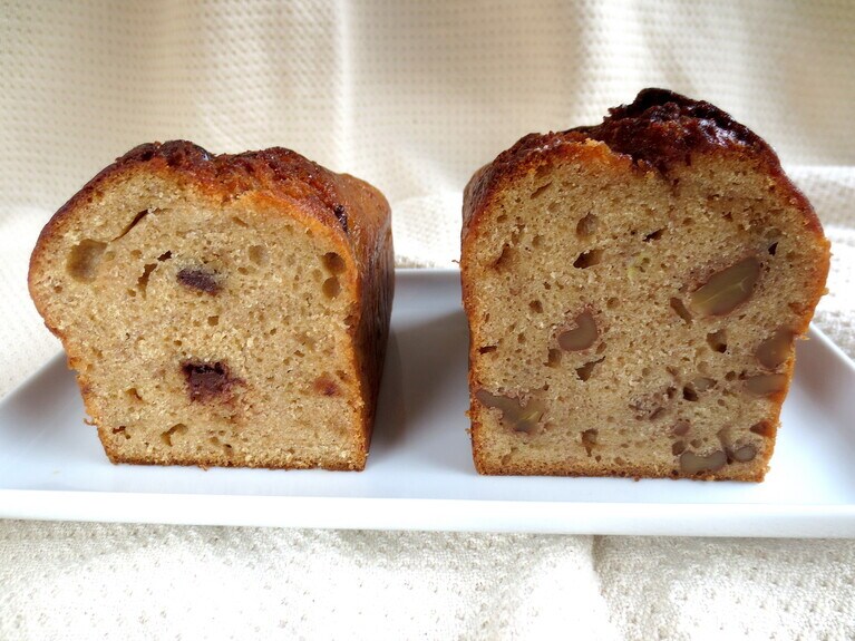 ケーキの断面。左「バナナ・チョコ」、右「バナナ・クルミ」。