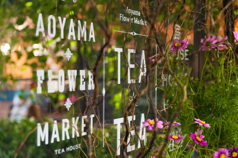 週替わりの花で彩られたティーハウス。この日はコスモス。