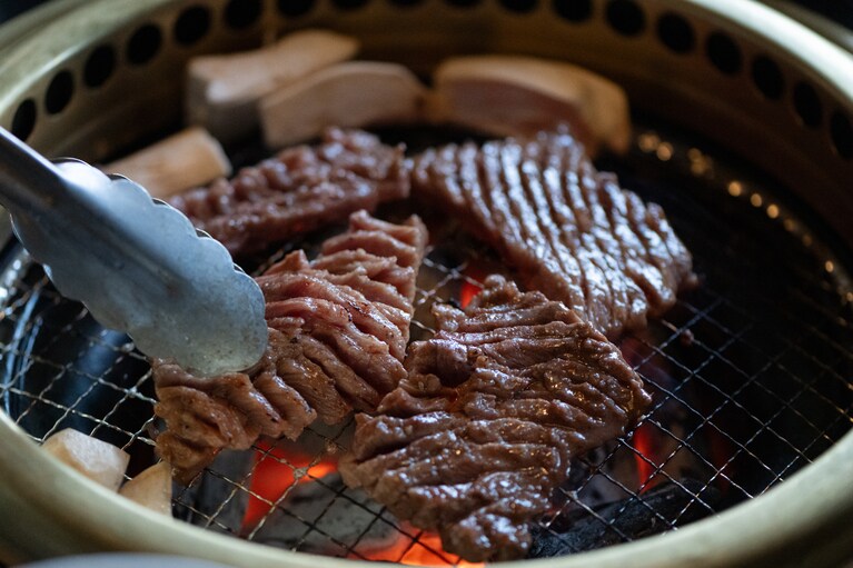 ソウル市内では行列ができる人気焼肉店「ボンピヤン」も、ここでは待たずにじっくり。炭火の香ばしさと肉の旨みで、旅の幸福度が一気に上がる。