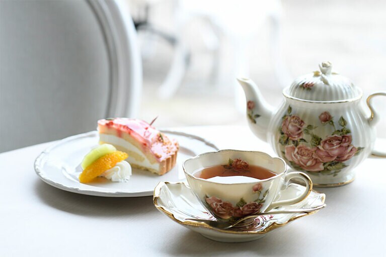 本日のケーキとオリジナルローズティーのセット1,200円。