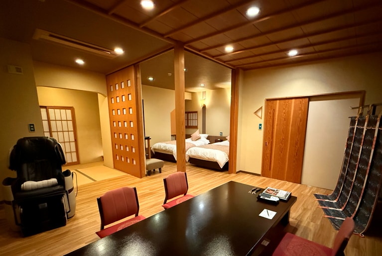 本館の客室。こちらも和洋室で和室は2階にある。リビングにはマッサージチェアも。