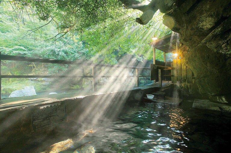 壁湯温泉 旅館 福元屋［大分／壁湯温泉］朝の壁湯天然洞窟温泉 露天風呂。