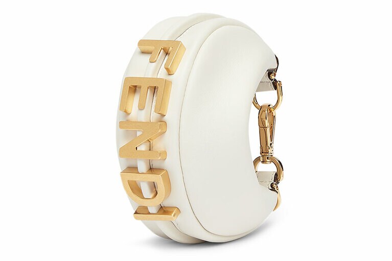 ナノ フェンディグラフィ ホワイトレザー チャーム  154,200円。