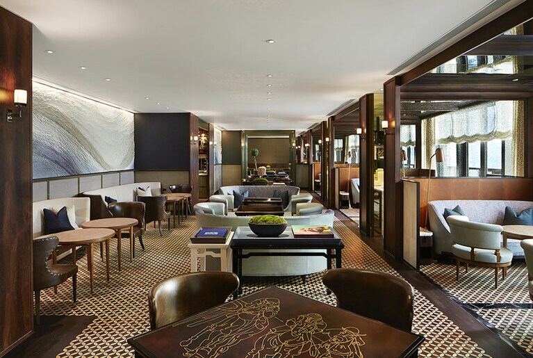 テーブルに施されているのは、イギリスの社交文化を受け継いだ香港競馬の様子。