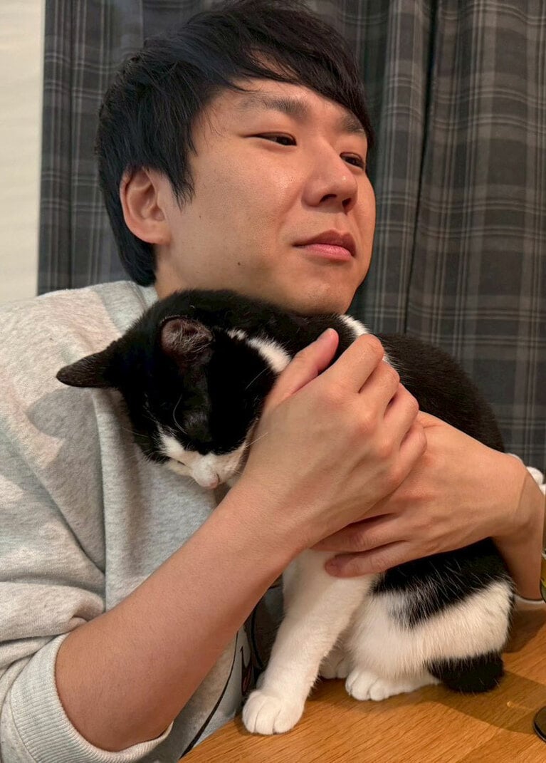 秋山さんと愛猫・ググちゃん。