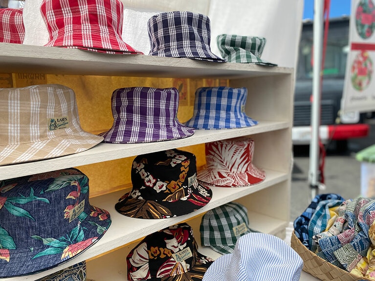 アップサイクルしたバケットハットは45ドル〜。