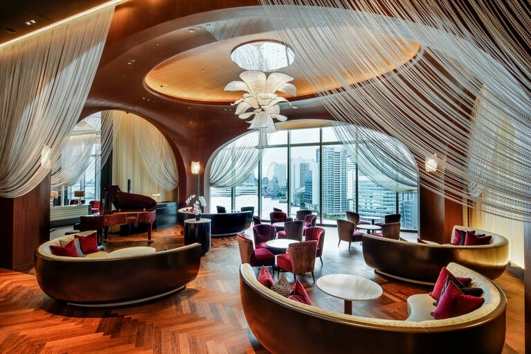 ウッディな風合いとクラシックモダンな空間、14階「THE KAHALA Lounge」。ホテルの最上階、ゲストを迎えするメインロビーに位置し、時間ごとに移り変わる横浜みなとみらいの眺望を楽しむことができる。