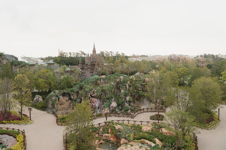 テラスから見たファンタジースプリングス全景