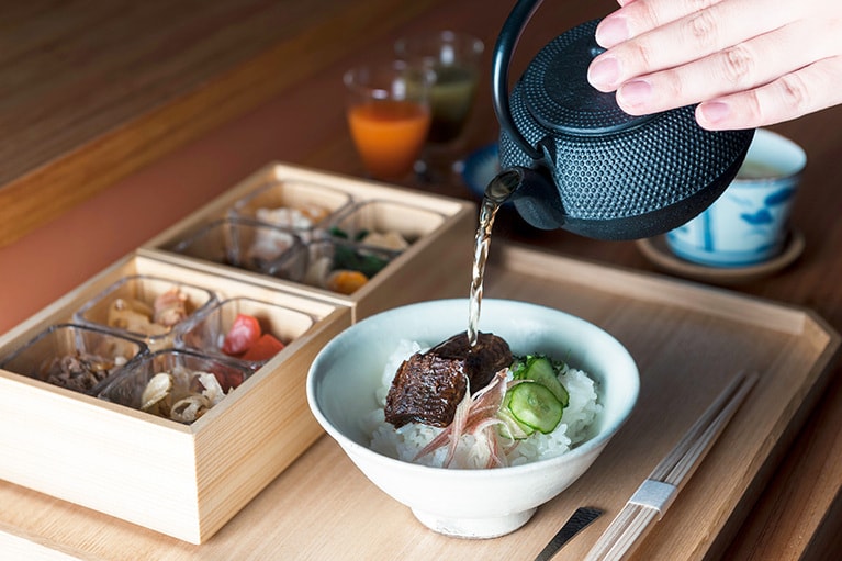 近江屋1階で提供される朝食は、長等商店街の川魚専門店「タニムメ水産」から届く鰻の佃煮を使った「鰻茶漬けの和定食」2,500円。要予約。