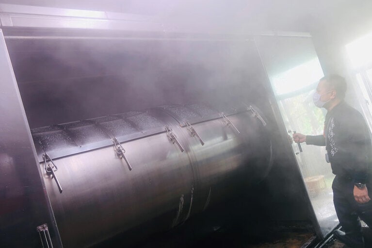 米島酒造の工場内を丁寧に案内してくれる田場さん。