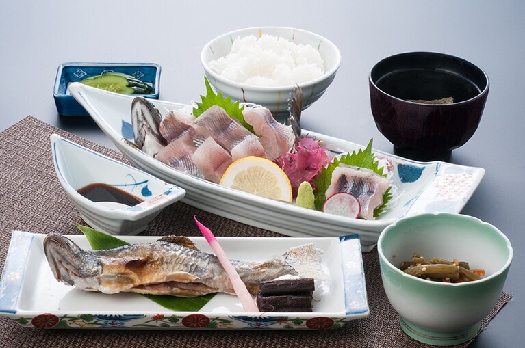 日本三秘湯 谷地温泉［青森／谷地温泉］岩魚定食。