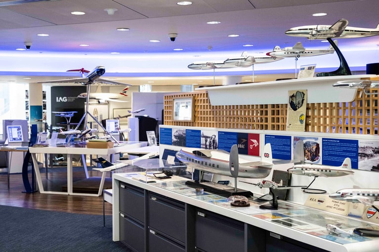 機体モデルや飛行記録など、ブリティッシュ エアウェイズにまつわるさまざまな資料が所狭しと並ぶ。