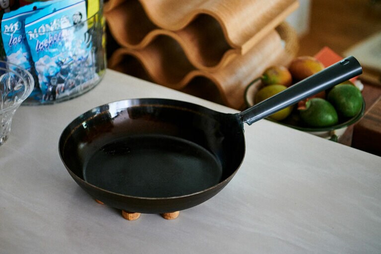 打出しフライパン 鉄 260mm 14,300円／木屋