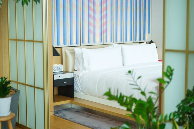 ベッドボードはテキスタイル作家、シグリッド・カロンの作品。