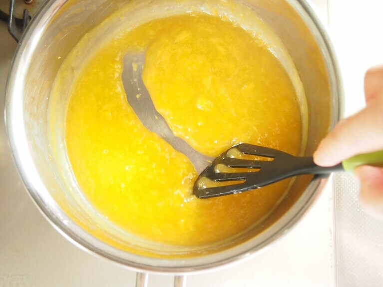 (5) 弱火でとろみがつくまで加熱します。葛粉を入れた直後は全体が白っぽくなりますが、絶えず混ぜながら加熱すると、段々と透き通ってきます。