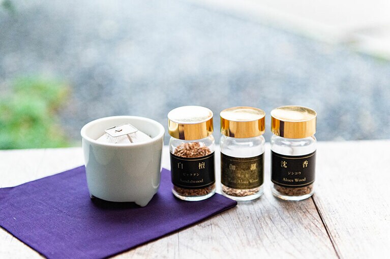 香木や香道具を使って、本格的な聞香にトライ。
