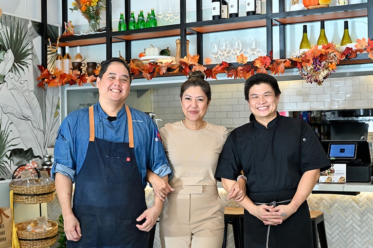 左から、オーナーシェフの夫のエドモンドさん、オーナーシェフのイムさん、共同オーナーのパームさん。