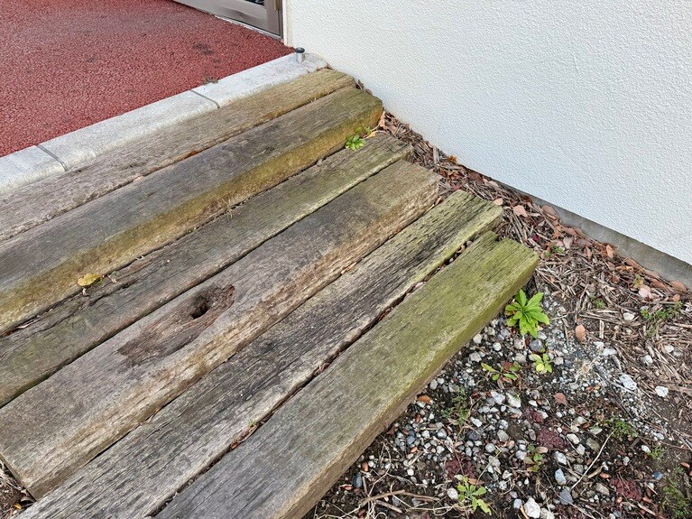 入り口の階段には列車のレールを支える枕木が使われているそう。こみなと待合室の建物同様、元々あるものを受け継いで新たな形で活用されている。