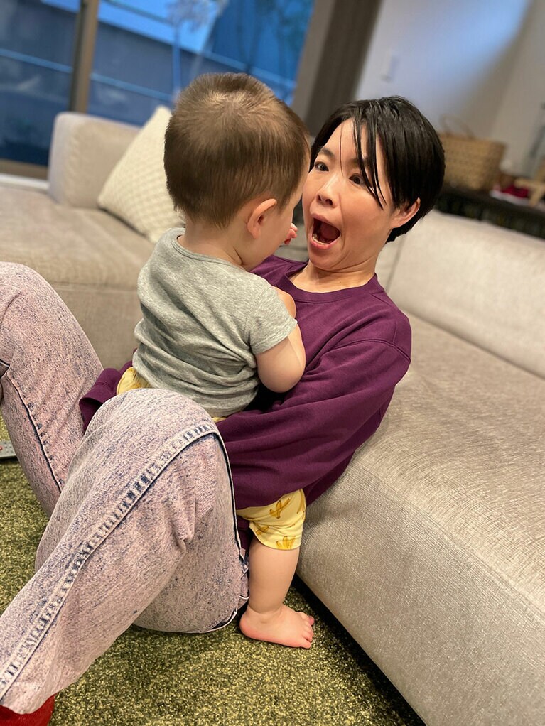 自宅でお子さんとくつろぐイモトさん。本人提供画像。
