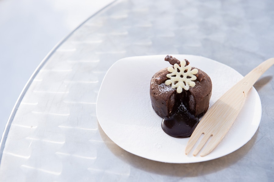 「霧氷フォンダショコラ」は、フォークを入れると温かなチョコレートがたっぷり。