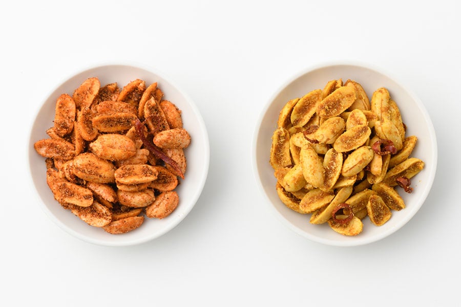 左から：麻婆ピーナッツ、カレーピーナッツ。