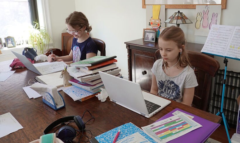 自宅でオンライン授業を受ける子どもたち。©Peter Titmuss/ 123RF
