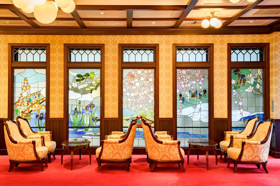 加賀の四季を描いたステンドグラスが美しいロビーエリア。