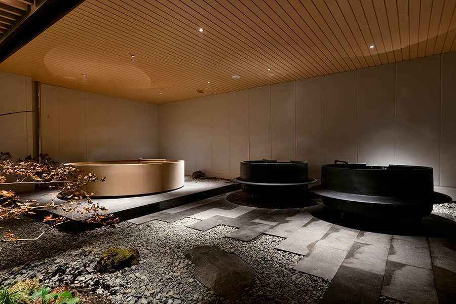 日本庭園内に造られた壺湯と木製風呂。