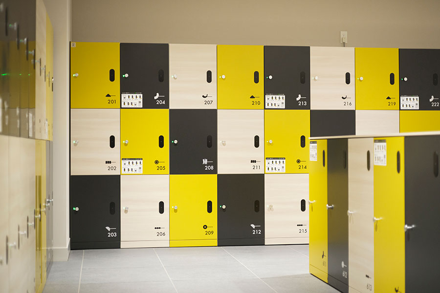 広々としたロッカールームには、さまざまなサイズのロッカーが十分に用意されています。