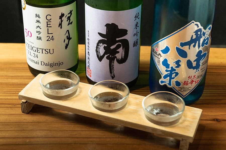 “蔵くらべセット” 999円。土佐の地酒9種類から3種類を組み合わせて味わえる。
