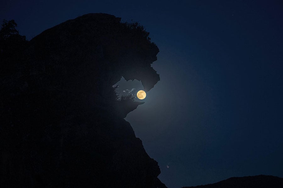 月を咥える獅子岩。
