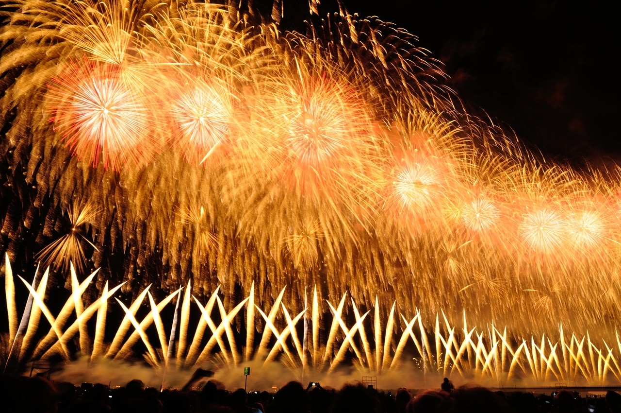 夜空に打ち上がる花火を見て、気分を盛り上げて。毎年8月2日と3日に開催される「長岡まつり」のメインイベント「長岡花火大会」が有名。写真:Tonic_M/イメージマート