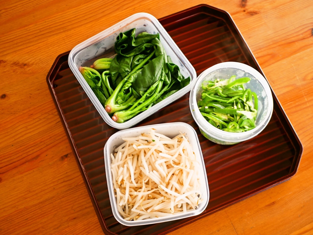 上から時計回りに、ゆがいたほうれん草、刻んでレンチンしたピーマン、そしてもやし。