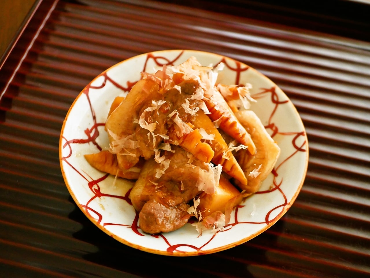 「ここ家」のメニュー再現（2）　「『筍と豚肉の旨煮』に鰹節をかけるかどうかについては、今日の午前中、三人で些かの議論があった」（P.134）　調理・撮影／白央篤司