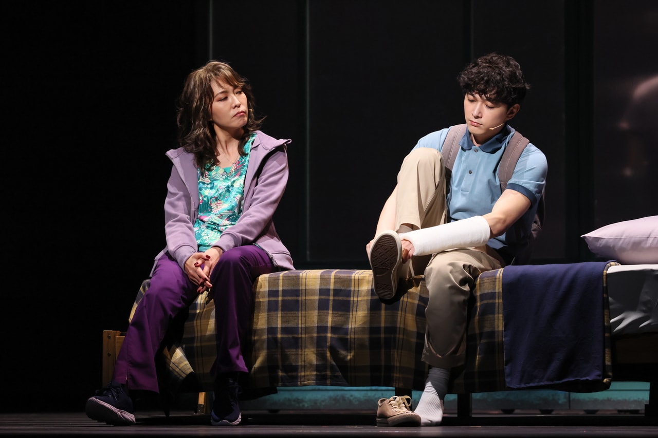 左から）ハイディ・ハンセン役の安蘭けい、エヴァン・ハンセン役の吉沢 亮。（撮影：宮川舞子　提供：ホリプロ）