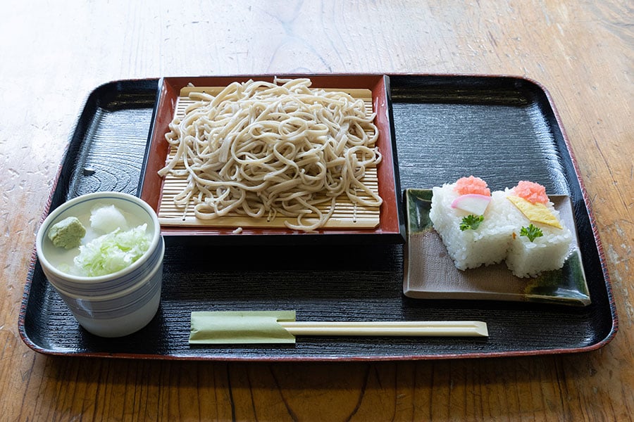 ゆであがったおそばをせいろに乗せれば、お店顔負けの仕上がりに。