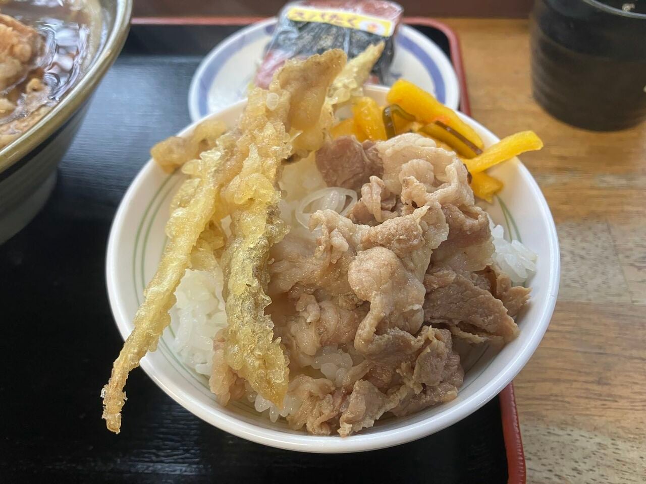 「肉ごぼう丼」もうまい