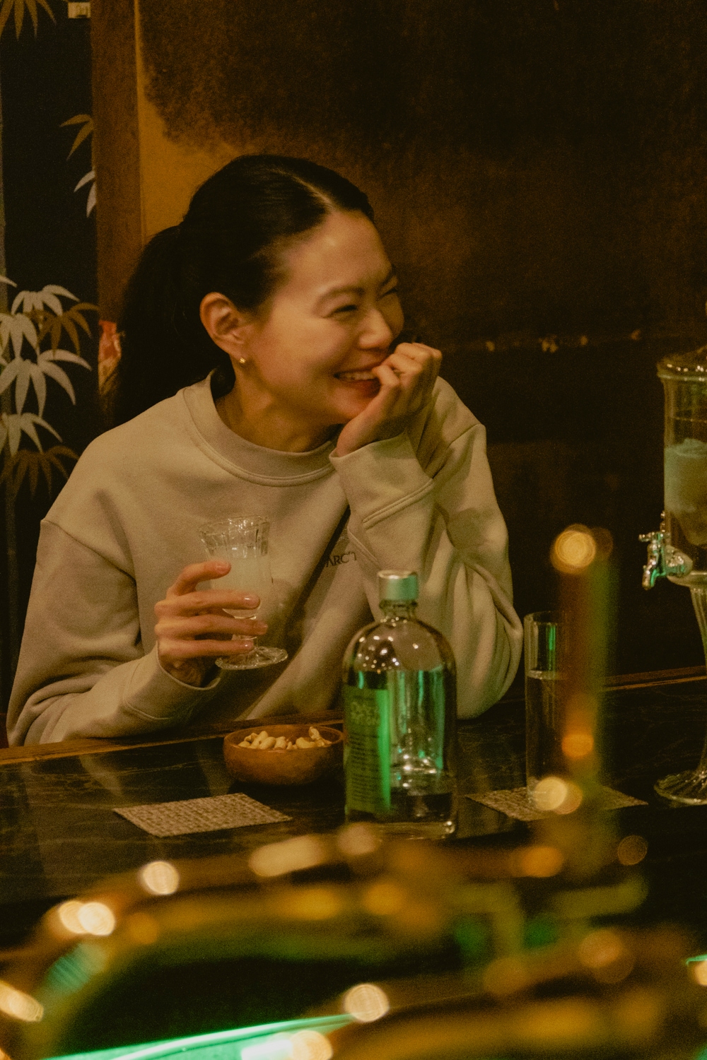 奈衣瑠さんはアブサンは初体験。「度数が強いのに甘くて飲みやすい！ 気をつけないと危険ですね（笑）」（奈衣瑠さん）