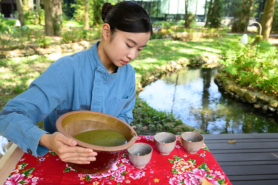 擂茶はトロリとしてほのかに甘い口当たりの“食べるお茶”。