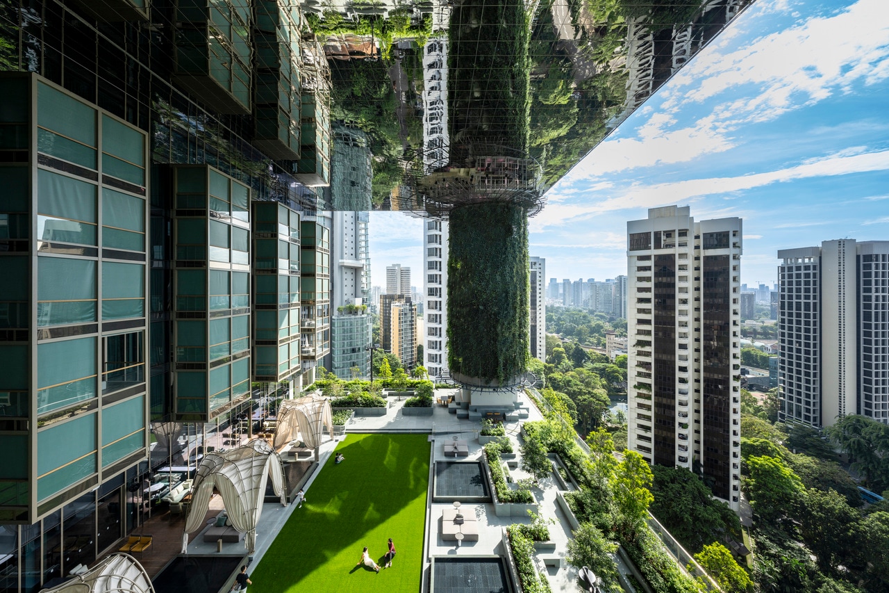 「グリーンコラム」と呼ばれる緑の円柱がアイコニック。