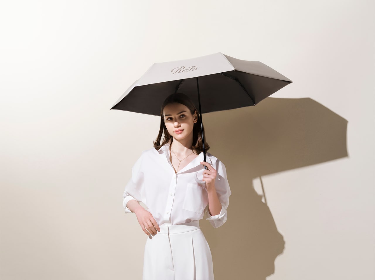 「ReFa SUNIR SHADE」は、ロング、ミドル、コンパクトの3タイプ。それぞれホワイト、ブラック、ベビーピンク、アイボリーの4色展開、写真はコンパクトタイプのアイボリー24,750円。