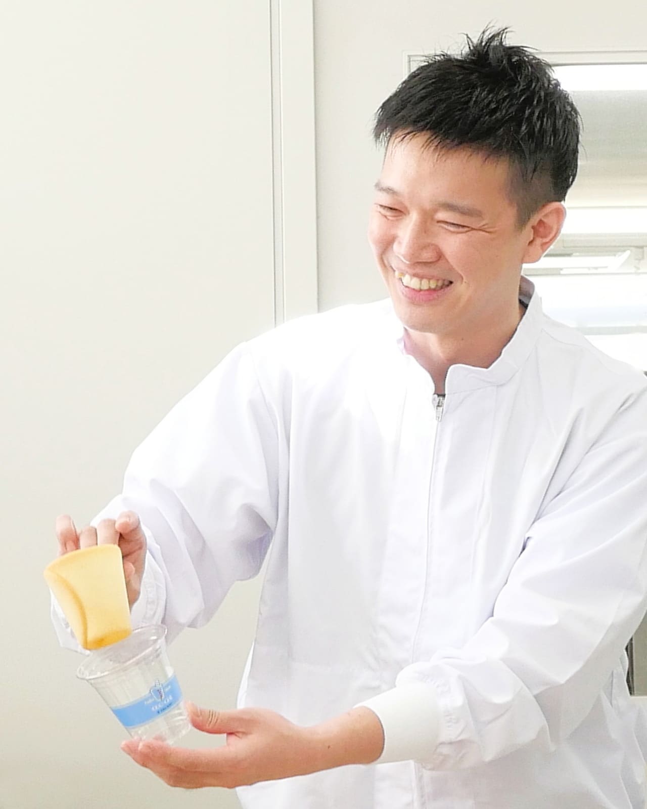 「こんなふうに入っています」。ヨックモック商品開発グループの戎谷浩明さんは、微笑みのスイーツ王子の異名がお似合い!?