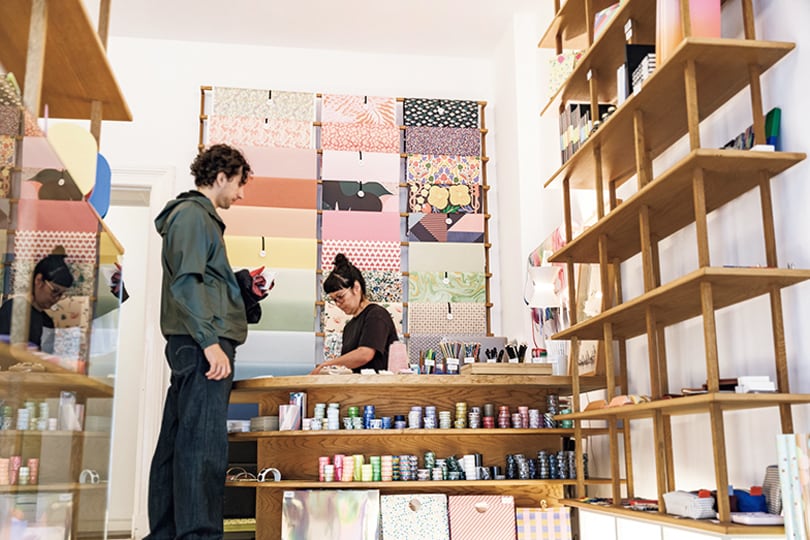 木のシェルフを用いた温もりある店内。
