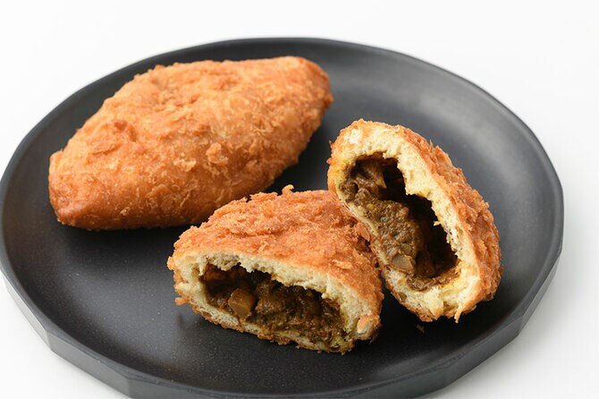 【兵庫県】イスズベーカリー「牛すじ煮込みカレー」各216円。