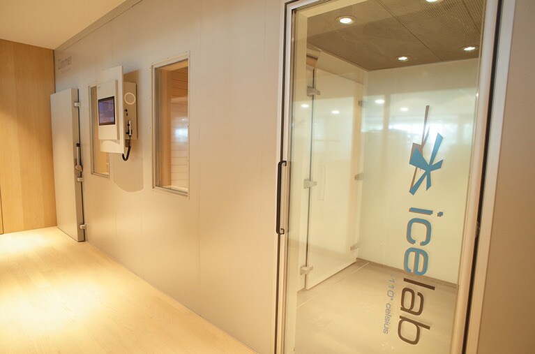 アイスラボ。ガラスのドアが付いているのが－110℃の部屋。そこから奥に－60℃と－10℃の部屋がある。