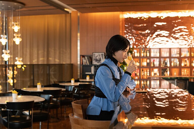 バーカウンターにひとりで座るのは初めての経験。「今まで飲んだことのないハイボール。ハイボールは“ウイスキーを炭酸で割ったもの”だと思い込んでいたので、ヨーグルトとウイスキーを混ぜてフィルターで漉すレシピにびっくり。ヨーグルトの香りがするのに味に濁りがなくて、今まで飲んだハイボールで一番おいしかったです！」