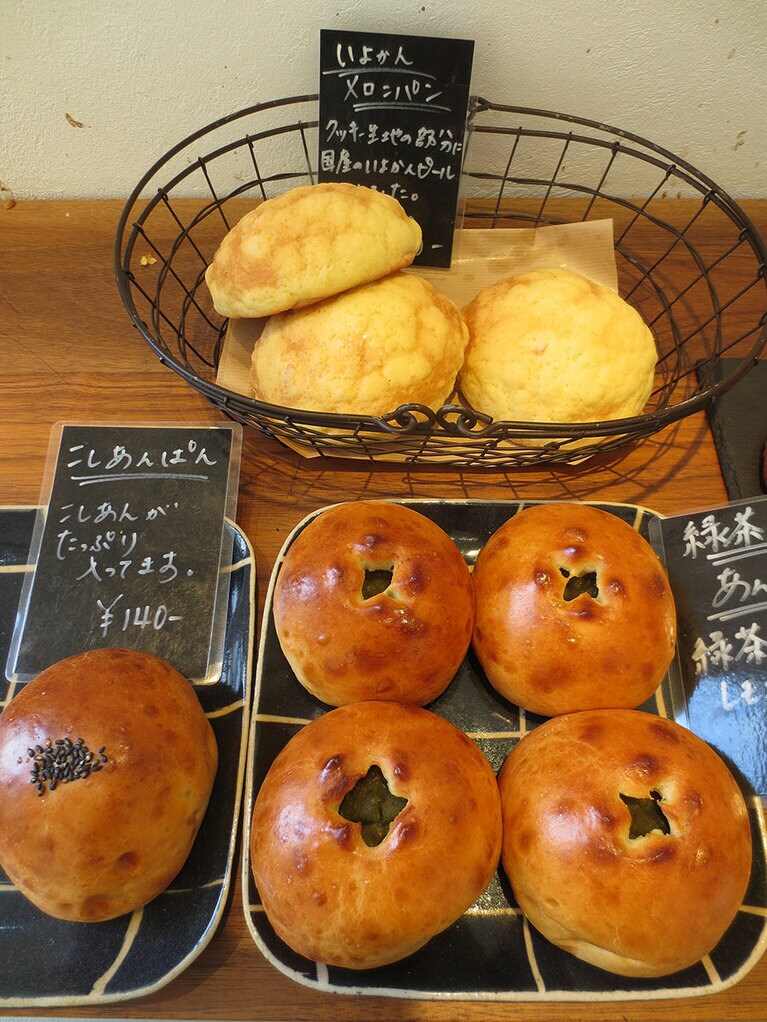 店内にパンが並ぶ様子。様々なトレイやバスケットが使われていて楽し気。