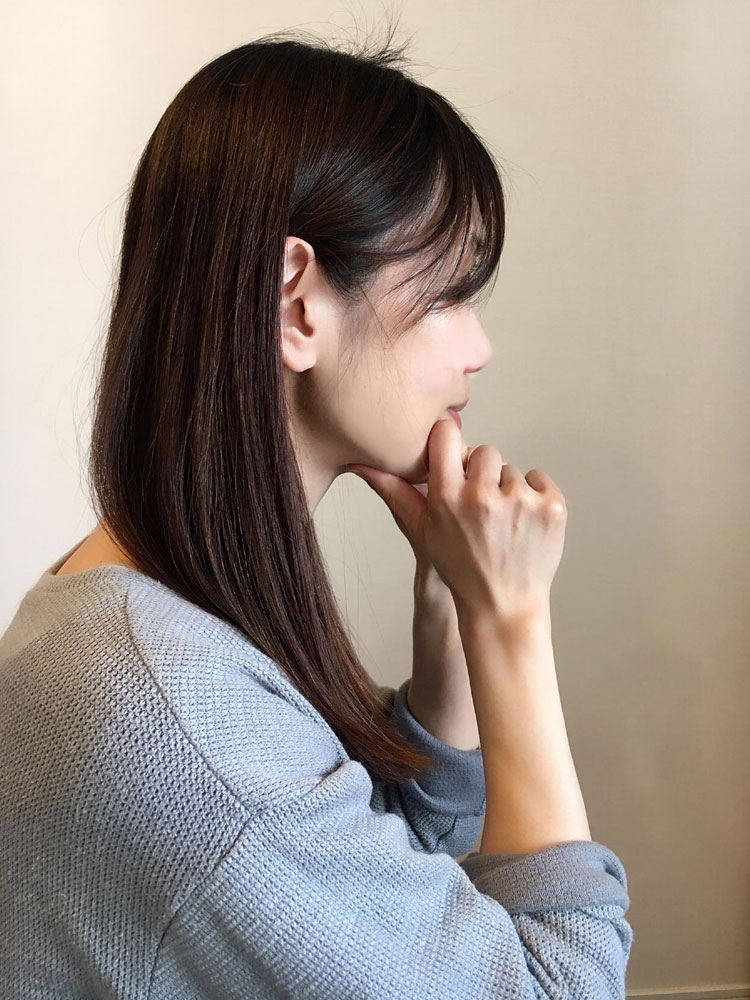 両手の指それぞれ2本で顎を挟んだら、頭を前に傾けて、あごの裏部分に刺激を与える。