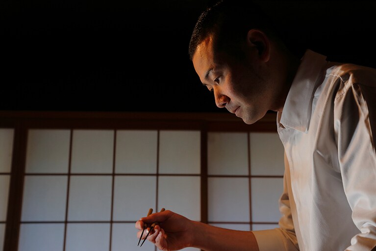 浜田料理長自ら、生産者の元へ出向き、森に入り、食材を吟味。