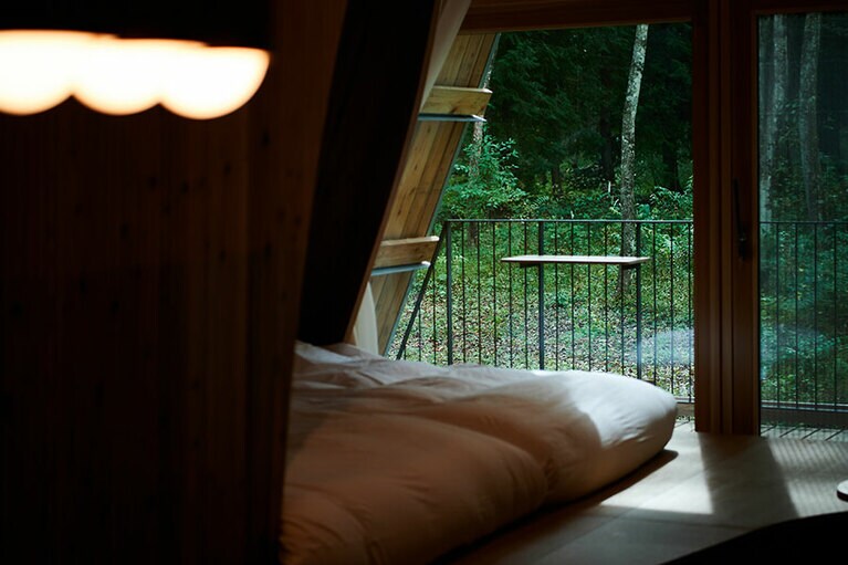 広々としたテラスでは、自然を楽しみながらコーヒーを楽しみたい。